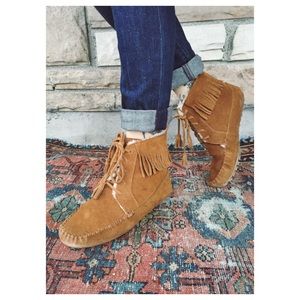 Perfect Minnetonka moccasin shearling boots size 8